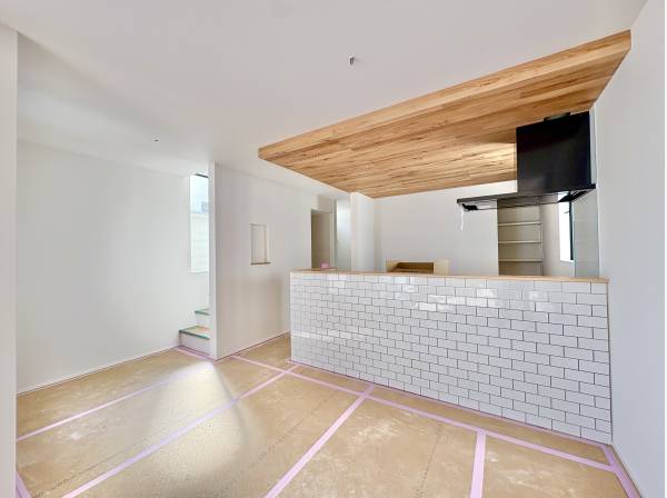 キッチンの背面にはタイルをあしらう施工