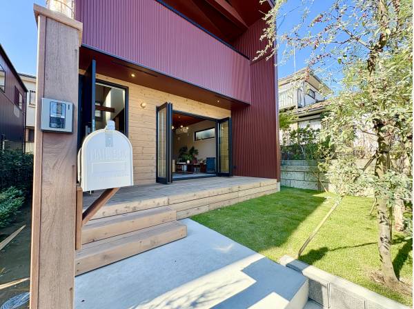 広々としたウッドデッキ・お庭スペースとなります