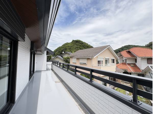 葉山の豊かな緑を望む広々バルコニー！爽やかな風を感じます