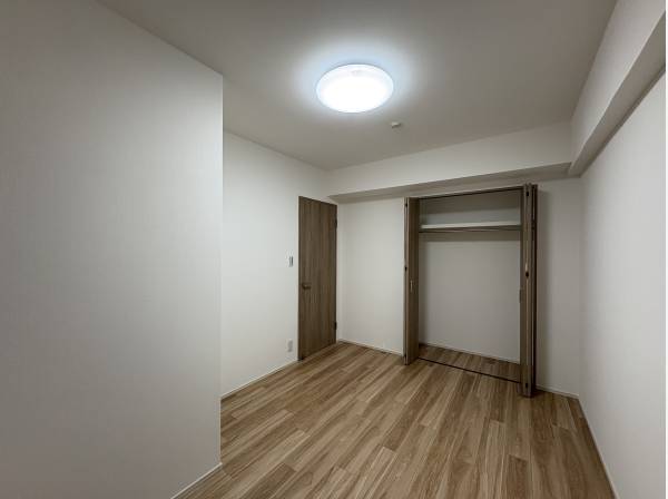 6.5帖の洋室。ハンガーパイプ付きです