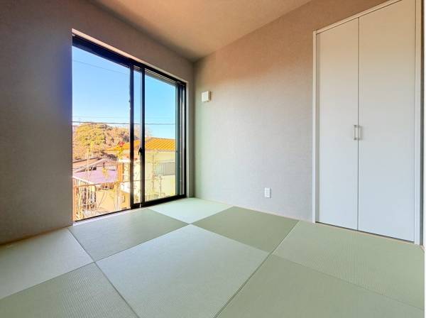 LDKの奥には4.5帖のモダンスタイルな和室も完備、鎌倉らしさ◎