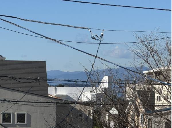 遠望に海が見えます。
