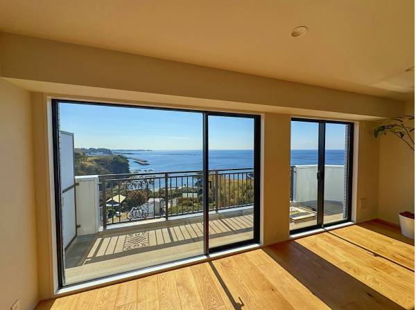 窓の近くに建てばこの眺めがいつでも。カーテン要らずの暮らしも可能かと。