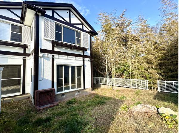 広い庭と建物のスケール感を一緒に確かめていただけます