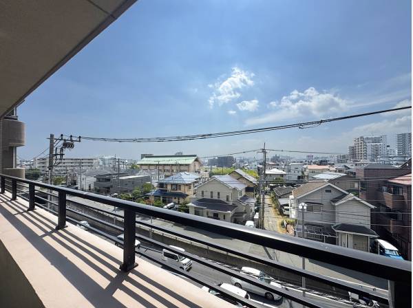 ワイドバルコニーからは抜けた景色が広がります