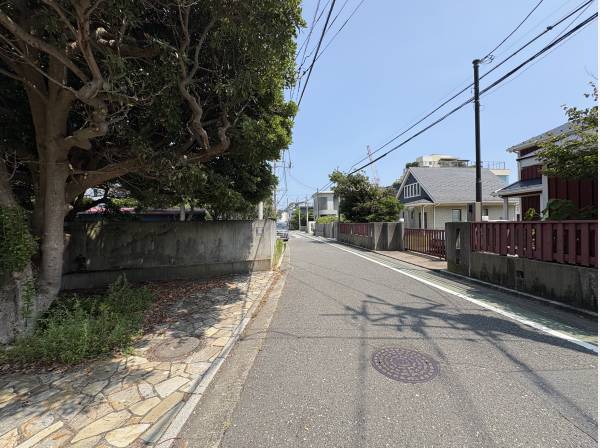 公道約５〜６mの広さで駐車も安心のアプローチ