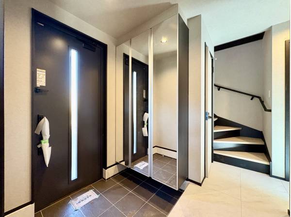 全身鏡がついた玄関収納。