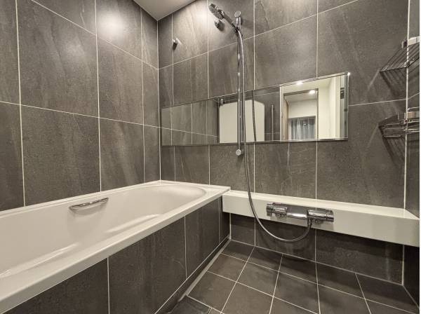 広々としたバスタブで、一日の疲れをリセット。心安らぐバスタイムを。