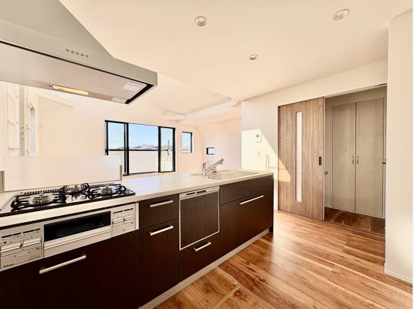 キッチンは対面式でご家族の会話も弾みます