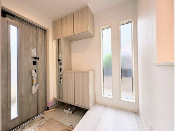 窓がある明るい玄関スペース