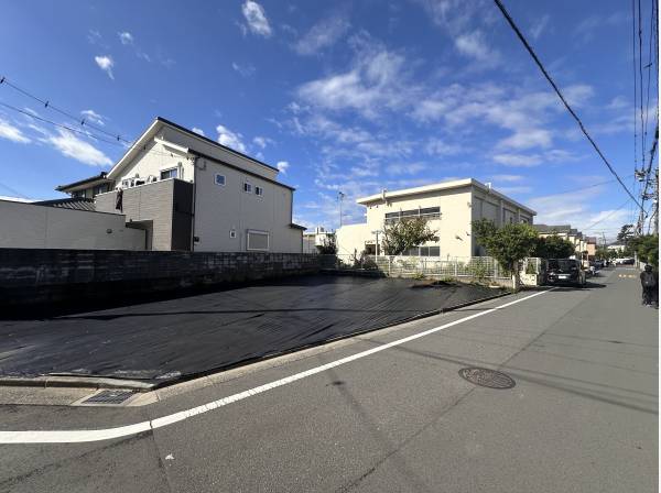 前面道路も広く開放感があります