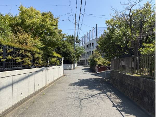 目の前の道からすでに湘南学園が見える立地（約80ｍ）