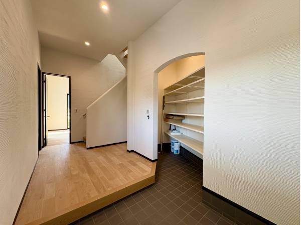 玄関ホールは広々としており大型の収納もございます！