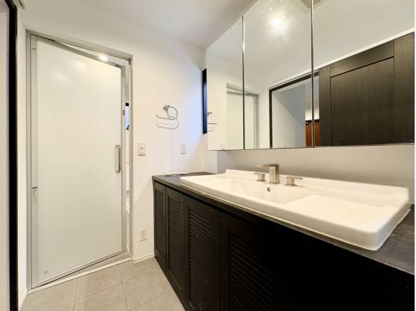 ワイドな洗面化粧台は収納たっぷり＆大きな鏡が嬉しいですね！