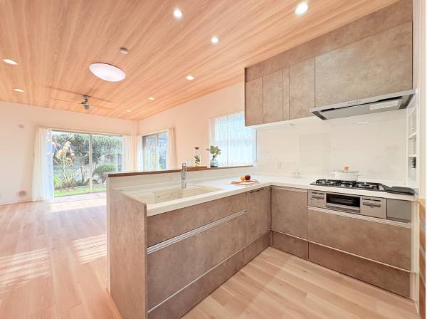 お庭まで見渡せる開放感のあるキッチン