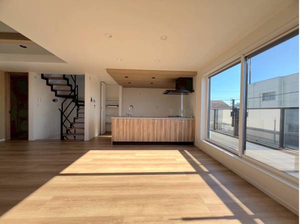 21.7帖もの広さを誇るLDK、抜け感あるモダンデザイン