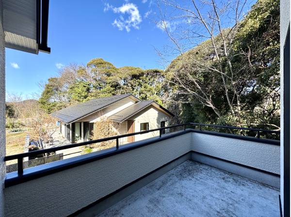 森を借景にするバルコニー。