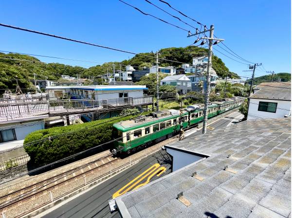 海とは反対側には走りゆく江ノ電を見ることができます