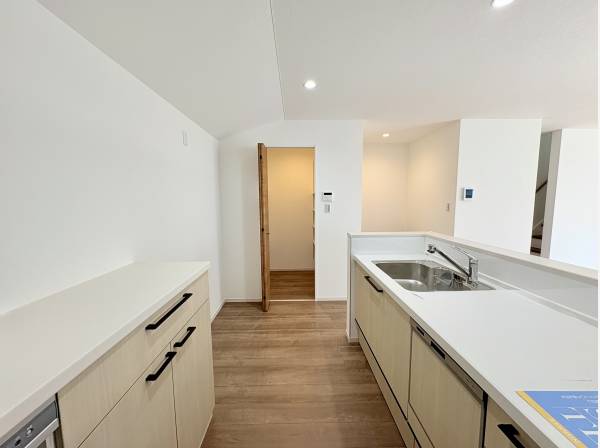 キッチン裏にはパントリースペースがあります