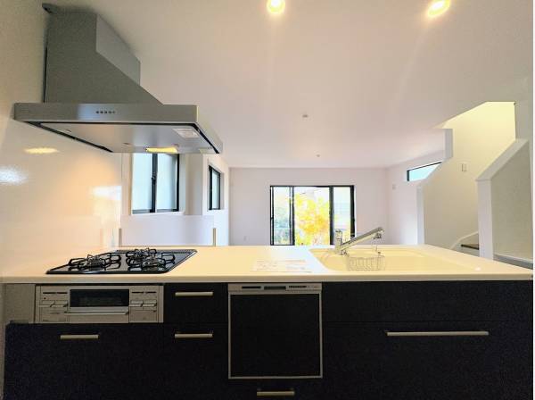 部屋を見渡すオープンキッチン