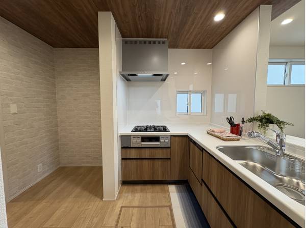 作業スペースが広く調理が楽しいシステムキッチン