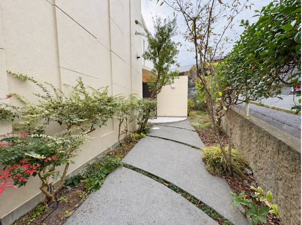 植栽を眺めながら玄関へ向かうアプローチ。