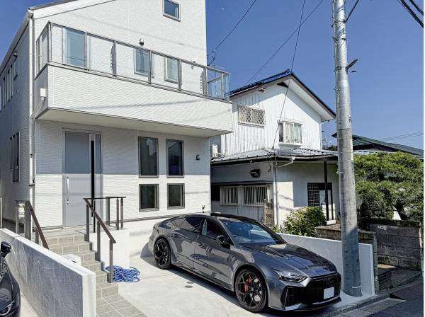 建物外観。大きな車も楽に駐車可能です