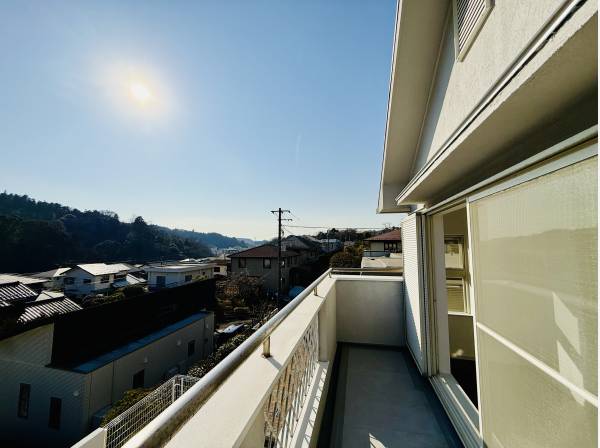 バルコニーからは鎌倉らしい眺望