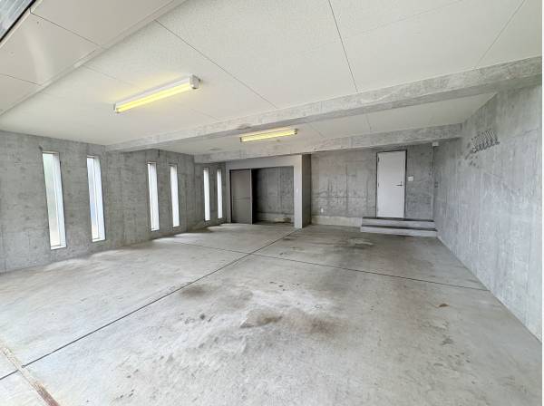 収納付きでガレージからそのまま玄関に入る事もできます