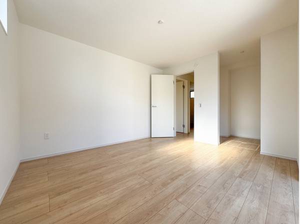 約9帖のゆとりある居室 大きなWICも備えています