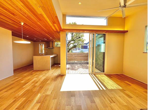 LDKには床暖房、デザインだけでなく快適性も兼ね備えた仕様が心地良い