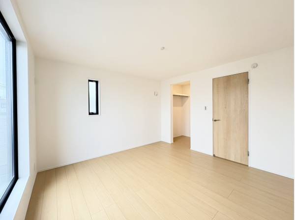 居室は3部屋、サービスルームは1部屋ございます