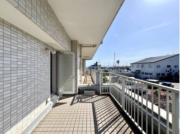 バルコニーはテーブルや椅子もおけるゆとりがあります