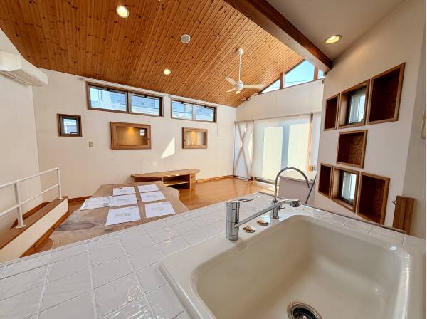 吹き抜け空間でさらに広く感じる19.6帖のLDK