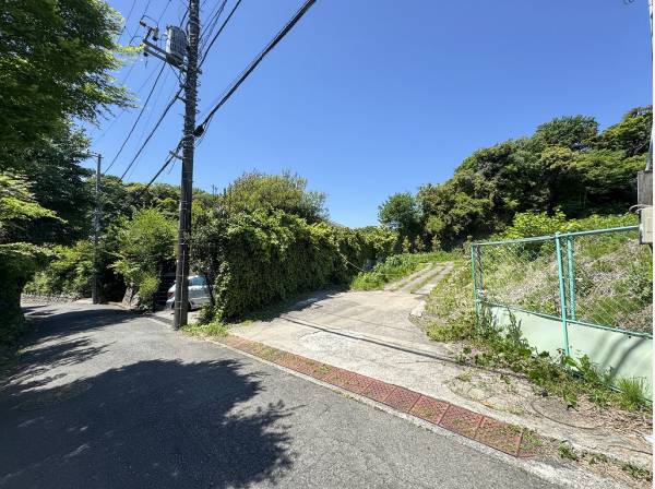 前面道路へもスムーズに出入りができそうです
