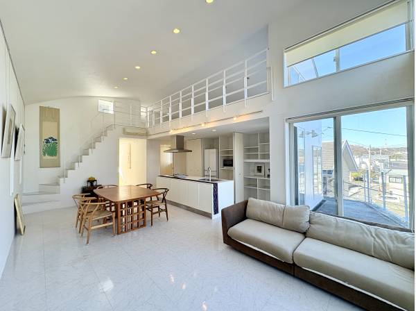 LDK18帖。床はタイル張りで上品な空間