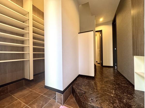 シューズクローク完備の玄関