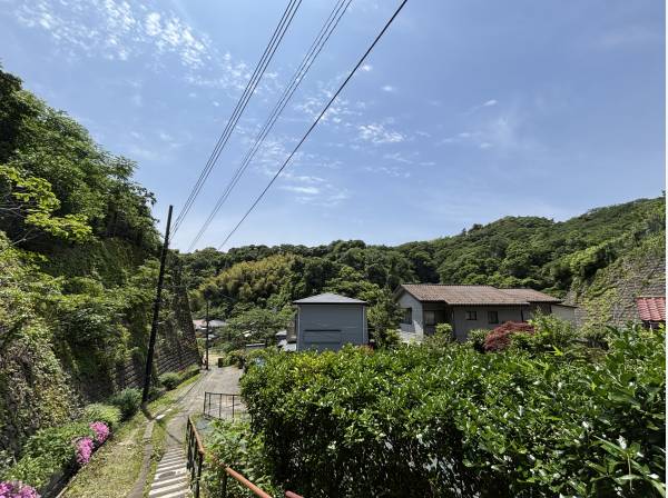 低山を少し登れば、気持ちの良い景色が広がります(約50ｍ)