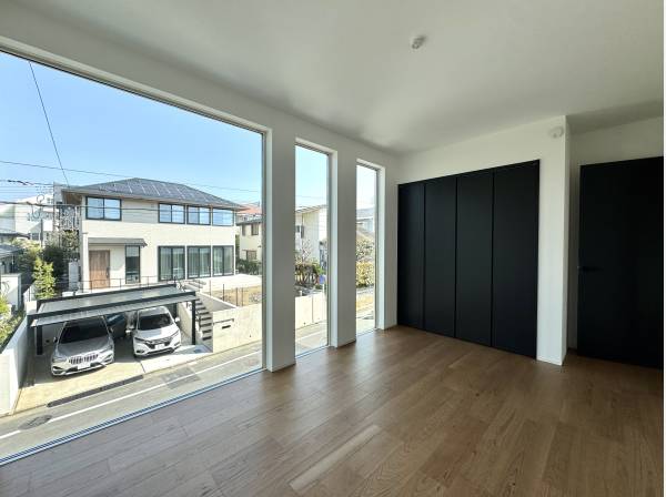 ベッドルームもご覧の開放感