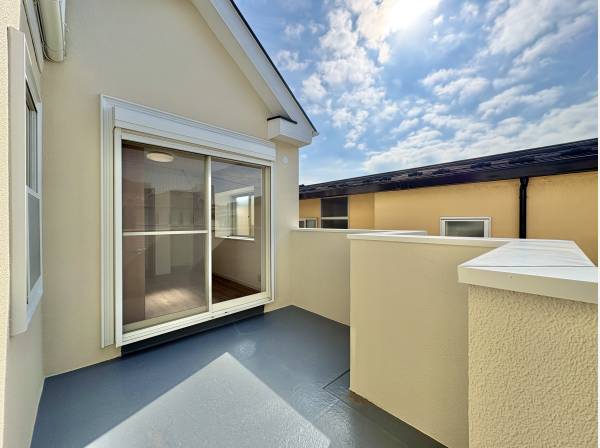 居室をつなぐ広々としたバルコニー