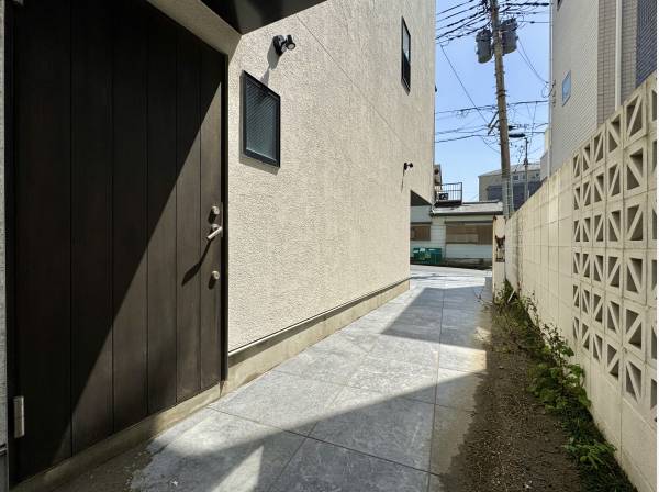 外部動線にも余白を持たせた、機能的な設計美。