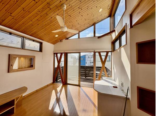 天井の高さまで窓があるので、明るくて、開放的です！