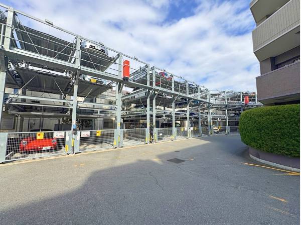 敷地内駐車場。2/16現在、3台空きがありました。