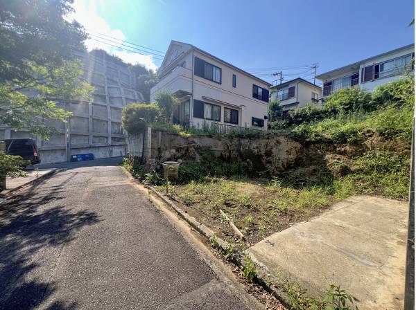 海を遠望する高台の立地です