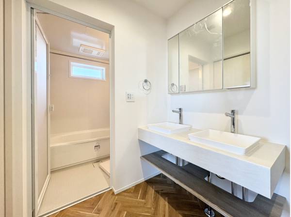 ダブルボウル仕様の洗面化粧台