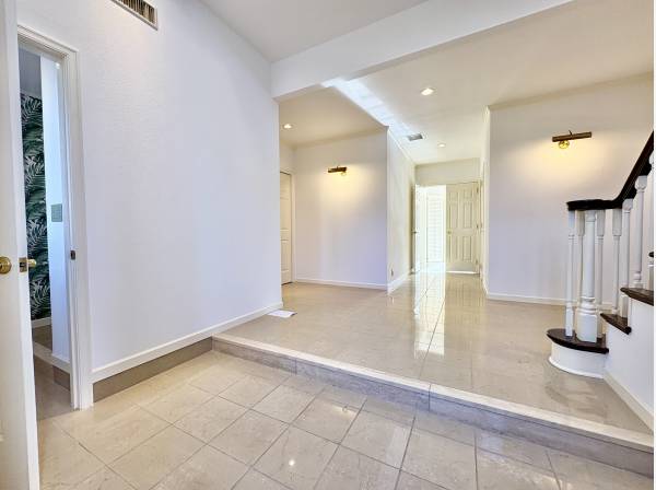 玄関スペースはまるでヨーロッパのホテルのような美しさがあります