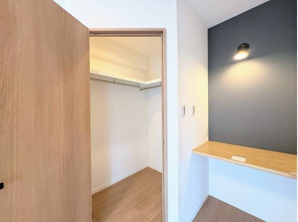 ウォークインクローゼット完備、リモートワークに使えるデスクも