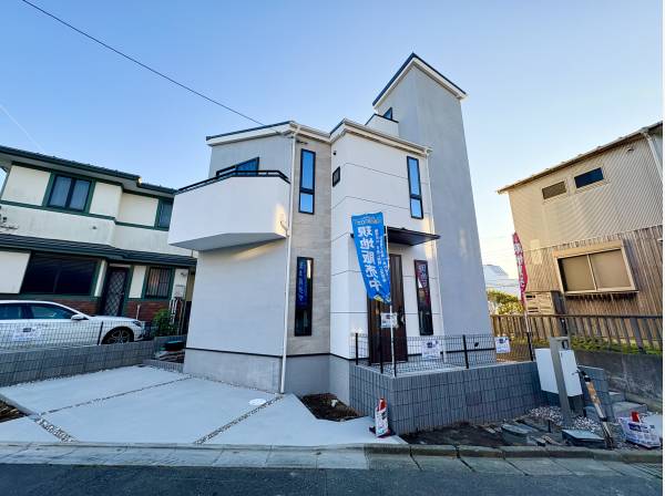 海辺の高台に位置する住まいとなります