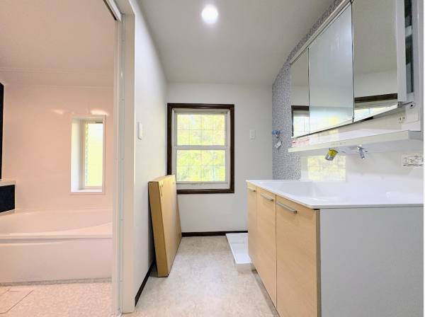 サニタリールームとバスルームは1階と2階それぞれございます