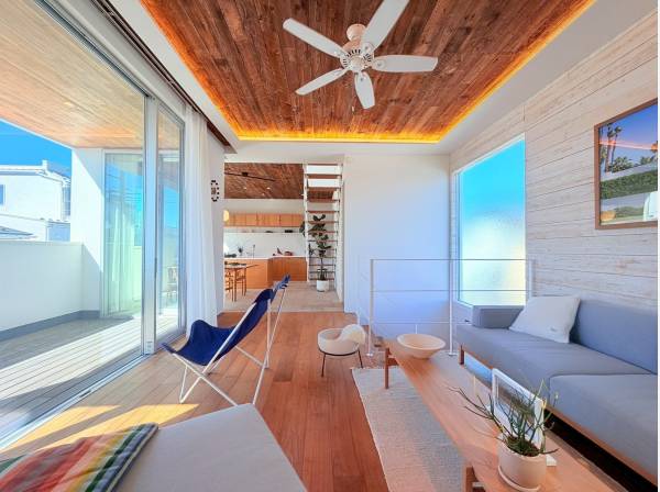 階段を上がるとこだわりの詰まった24.2帖のLDKへ